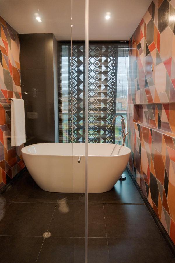 Hotel V1501 Пасто Екстериор снимка A freestanding bathtub