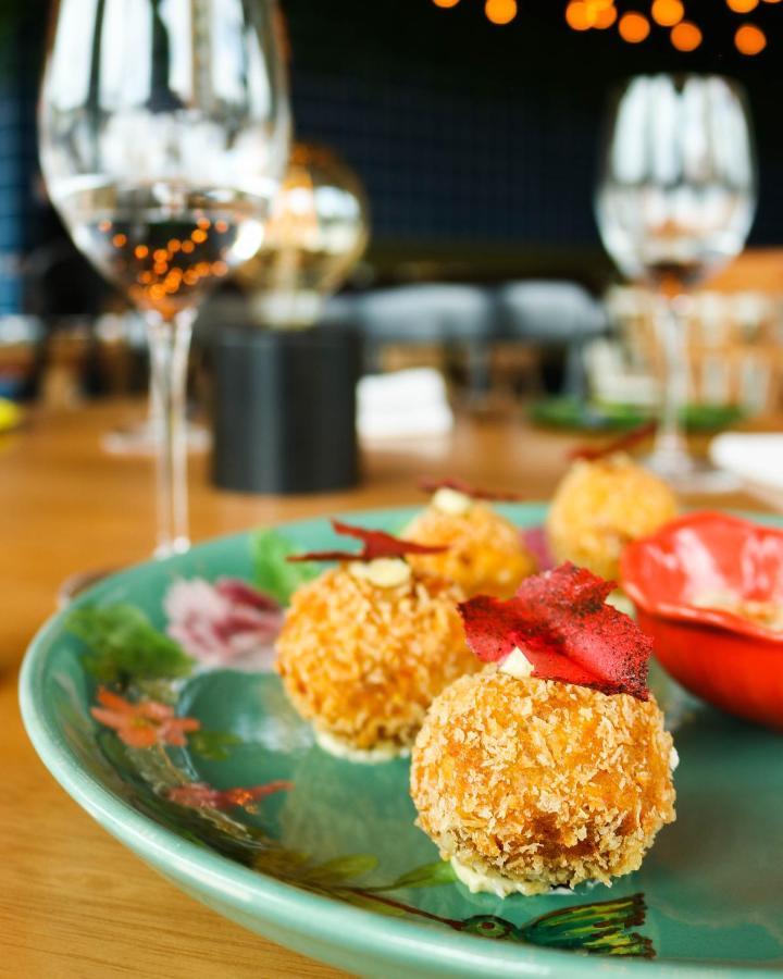 Hotel V1501 Пасто Екстериор снимка A plate of canapés