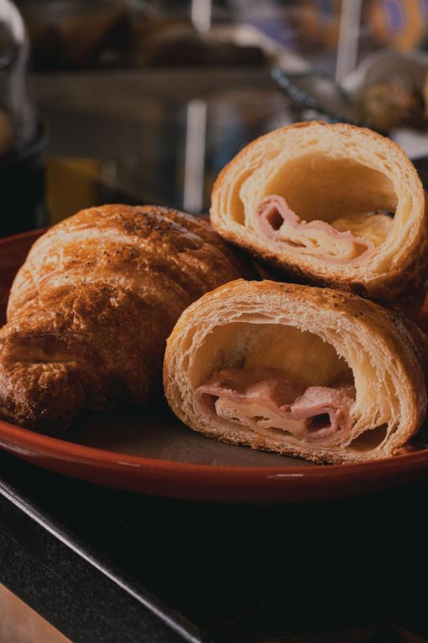 Hotel V1501 Пасто Екстериор снимка A ham and cheese croissant